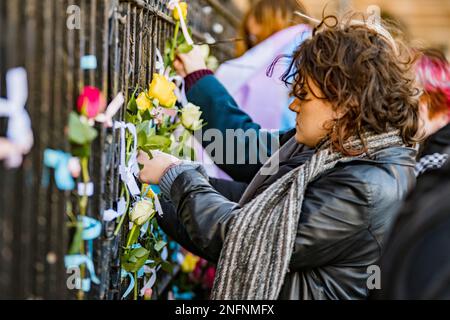 Edinburgh, Schottland, Freitag, 17. Februar 2023. Mehr als 400 Menschen versammelten sich bei einer Nachtwache am Bristo Square an der University of Edinburgh, um das Leben der Teenagerin Brianna Ghey zu ehren. Brianna Ghey war ein 16-jähriges britisches Transgender-Mädchen aus Birchwood in Warrington, Cheshire, England, das am 11. Februar 2023 in Warrington ermordet wurde. Stockfoto