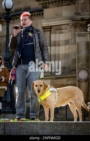 Edinburgh, Schottland, Freitag, 17. Februar 2023. Mehr als 400 Menschen versammelten sich bei einer Nachtwache am Bristo Square an der University of Edinburgh, um das Leben der Teenagerin Brianna Ghey zu ehren. Brianna Ghey war ein 16-jähriges britisches Transgender-Mädchen aus Birchwood in Warrington, Cheshire, England, das am 11. Februar 2023 in Warrington ermordet wurde. Stockfoto