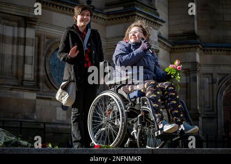 Edinburgh, Schottland, Freitag, 17. Februar 2023. Mehr als 400 Menschen versammelten sich bei einer Nachtwache am Bristo Square an der University of Edinburgh, um das Leben der Teenagerin Brianna Ghey zu ehren. Brianna Ghey war ein 16-jähriges britisches Transgender-Mädchen aus Birchwood in Warrington, Cheshire, England, das am 11. Februar 2023 in Warrington ermordet wurde. Stockfoto