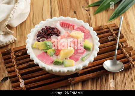 Es Goyobod Campur, Bandung Mix Fruit Popular Street Food für Buka Puasa. Hergestellt aus Stärkepudding mit verschiedenen Belägen Stockfoto