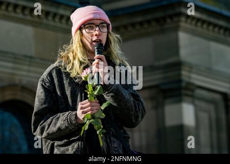 Edinburgh, Schottland, Freitag, 17. Februar 2023. Mehr als 400 Menschen versammelten sich bei einer Nachtwache am Bristo Square an der University of Edinburgh, um das Leben der Teenagerin Brianna Ghey zu ehren. Brianna Ghey war ein 16-jähriges britisches Transgender-Mädchen aus Birchwood in Warrington, Cheshire, England, das am 11. Februar 2023 in Warrington ermordet wurde. Stockfoto