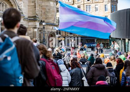 Edinburgh, Schottland, Freitag, 17. Februar 2023. Mehr als 400 Menschen versammelten sich bei einer Nachtwache am Bristo Square an der University of Edinburgh, um das Leben der Teenagerin Brianna Ghey zu ehren. Brianna Ghey war ein 16-jähriges britisches Transgender-Mädchen aus Birchwood in Warrington, Cheshire, England, das am 11. Februar 2023 in Warrington ermordet wurde. Stockfoto
