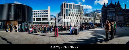 Edinburgh, Schottland, Freitag, 17. Februar 2023. Mehr als 400 Menschen versammelten sich bei einer Nachtwache am Bristo Square an der University of Edinburgh, um das Leben der Teenagerin Brianna Ghey zu ehren. Brianna Ghey war ein 16-jähriges britisches Transgender-Mädchen aus Birchwood in Warrington, Cheshire, England, das am 11. Februar 2023 in Warrington ermordet wurde. Stockfoto