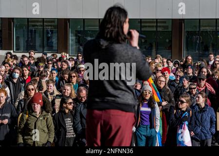 Edinburgh, Schottland, Freitag, 17. Februar 2023. Mehr als 400 Menschen versammelten sich bei einer Nachtwache am Bristo Square an der University of Edinburgh, um das Leben der Teenagerin Brianna Ghey zu ehren. Brianna Ghey war ein 16-jähriges britisches Transgender-Mädchen aus Birchwood in Warrington, Cheshire, England, das am 11. Februar 2023 in Warrington ermordet wurde. Stockfoto