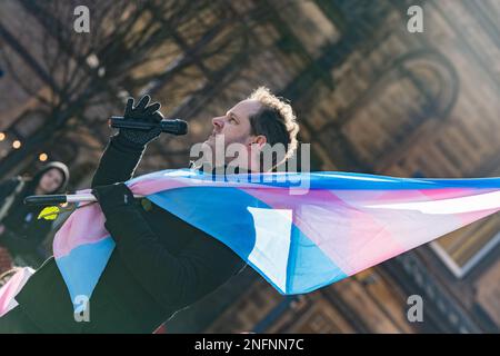 Edinburgh, Schottland, Freitag, 17. Februar 2023. Mehr als 400 Menschen versammelten sich bei einer Nachtwache am Bristo Square an der University of Edinburgh, um das Leben der Teenagerin Brianna Ghey zu ehren. Brianna Ghey war ein 16-jähriges britisches Transgender-Mädchen aus Birchwood in Warrington, Cheshire, England, das am 11. Februar 2023 in Warrington ermordet wurde. Stockfoto