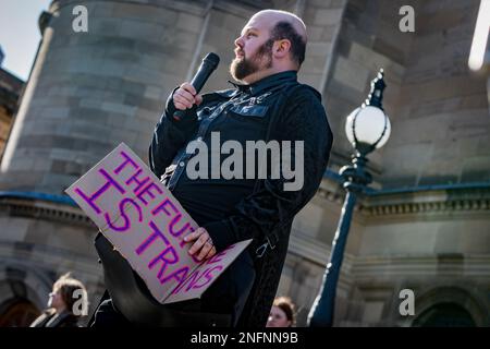 Edinburgh, Schottland, Freitag, 17. Februar 2023. Mehr als 400 Menschen versammelten sich bei einer Nachtwache am Bristo Square an der University of Edinburgh, um das Leben der Teenagerin Brianna Ghey zu ehren. Brianna Ghey war ein 16-jähriges britisches Transgender-Mädchen aus Birchwood in Warrington, Cheshire, England, das am 11. Februar 2023 in Warrington ermordet wurde. Stockfoto