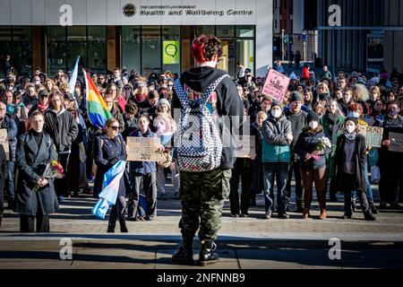 Edinburgh, Schottland, Freitag, 17. Februar 2023. Mehr als 400 Menschen versammelten sich bei einer Nachtwache am Bristo Square an der University of Edinburgh, um das Leben der Teenagerin Brianna Ghey zu ehren. Brianna Ghey war ein 16-jähriges britisches Transgender-Mädchen aus Birchwood in Warrington, Cheshire, England, das am 11. Februar 2023 in Warrington ermordet wurde. Stockfoto