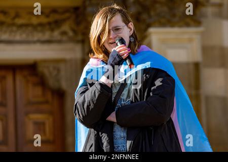 Edinburgh, Schottland, Freitag, 17. Februar 2023. Mehr als 400 Menschen versammelten sich bei einer Nachtwache am Bristo Square an der University of Edinburgh, um das Leben der Teenagerin Brianna Ghey zu ehren. Brianna Ghey war ein 16-jähriges britisches Transgender-Mädchen aus Birchwood in Warrington, Cheshire, England, das am 11. Februar 2023 in Warrington ermordet wurde. Stockfoto
