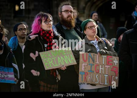 Edinburgh, Schottland, Freitag, 17. Februar 2023. Mehr als 400 Menschen versammelten sich bei einer Nachtwache am Bristo Square an der University of Edinburgh, um das Leben der Teenagerin Brianna Ghey zu ehren. Brianna Ghey war ein 16-jähriges britisches Transgender-Mädchen aus Birchwood in Warrington, Cheshire, England, das am 11. Februar 2023 in Warrington ermordet wurde. Stockfoto