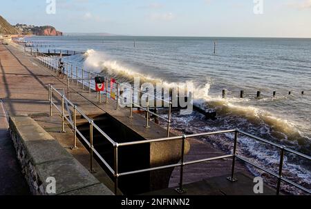 Wellen und Groynen entlang der Küste von Teignmouth, South Devon, mit Blick auf Hole Head. Stockfoto