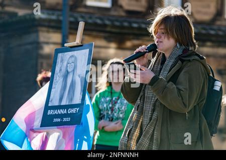 Edinburgh, Schottland, Freitag, 17. Februar 2023. Mehr als 400 Menschen versammelten sich bei einer Nachtwache am Bristo Square an der University of Edinburgh, um das Leben der Teenagerin Brianna Ghey zu ehren. Brianna Ghey war ein 16-jähriges britisches Transgender-Mädchen aus Birchwood in Warrington, Cheshire, England, das am 11. Februar 2023 in Warrington ermordet wurde. Stockfoto