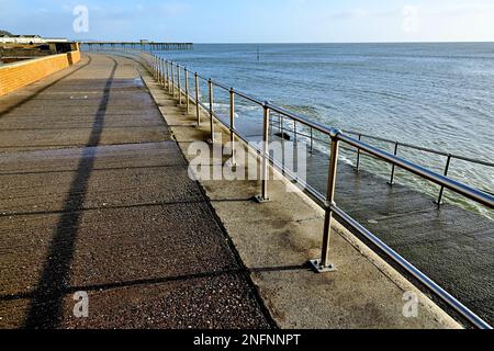 Geländer entlang der Küste von Teignmouth, South Devon. Stockfoto