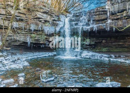 Ein 3-Aufnahme HDR-Bild eines sehr kalten und eisigen Summerhill Force Wasserfalls und Gibson's Cave. Stockfoto