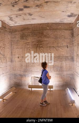 Assuan, Ägypten; 13. Februar 2023 - Bewunderung ägyptischer Hieroglyphen im Tempel von Philae, Assuan, Ägypten. Stockfoto