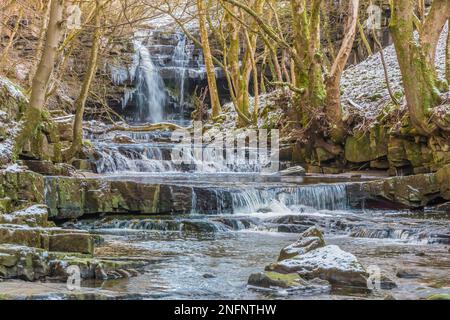 Ein 3-Aufnahme-HDR-Bild eines sehr kalten Bow Lee Beck, der zum Wasserfall der Summerhill Force führt. Stockfoto