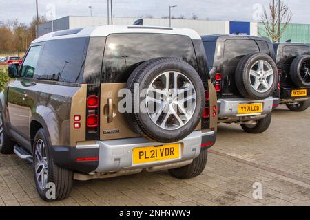 2021 Brown LAND ROVER DEFENDER FIRST EDITION MHEV AUTO X 2997 cm3 8-Gang-Schaltgetriebe; Neu- und Gebrauchtwagen werden auf dem Vorplatz und im Ausstellungsraum des Autohändlers in Preston, Großbritannien, zum Verkauf angeboten Stockfoto