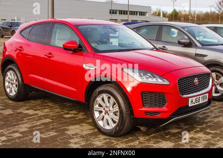 2018 Rot Jaguar E-PACE S I, I4 P250 AWD Auto Start/Stop; Neu- und Gebrauchtwagen werden auf dem Vorplatz und im Ausstellungsraum des Autohändlers in Preston, Großbritannien, zum Verkauf angeboten Stockfoto