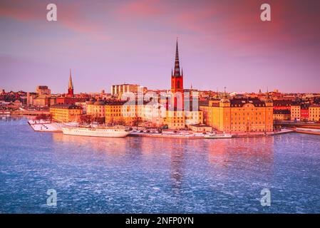 Stockholm, Schweden. Sonnenuntergang über der Gamla Stan, dem Malarsee und der Riddarholmen-Kirche, der berühmten schwedischen Hauptstadt in der Innenstadt. Stockfoto
