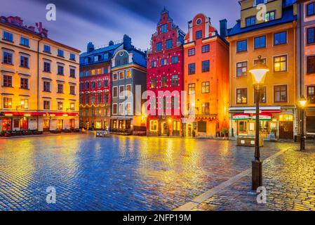 Stockholm, Schweden. Morgenlandschaft mit Gamla Stan, Downtown. Stortorget Square und die berühmtesten Häuser der Stadt. Stockfoto