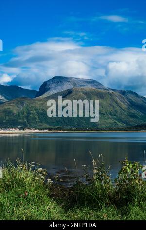 Ben Nevis, der höchste Berg Großbritanniens am Loch Linnhe in der Nähe von Fort William, Scottish Highlands, Schottland Stockfoto