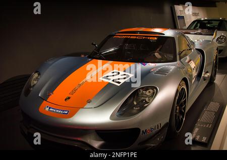 Stuttgart, Deutschland - Juli 5 2022: Historische Sammlung von Porsche-Rennsport-, Sport- und Oldtimern. Innenraum des Porsche Automobilmuseums. Permanent exhi Stockfoto