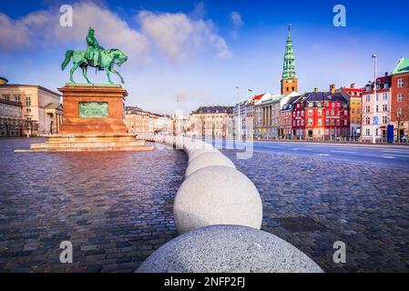 Dänemark, Kopenhagens sonniges Zentrum Slotsplads, perfekt für einen dänischen Urlaub, bietet historische Gebäude und eine lebhafte Atmosphäre. Stockfoto