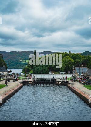 Caledonian Canal Locks im beliebten Touristendorf Fort Augustus mit Loch Ness in der Ferne, Scottish Highlands, Schottland Stockfoto