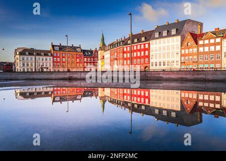 Slotsholmskanalen ist ein malerischer Kanal im Herzen von Kopenhagen, Dänemark. Historische und wichtige Gebäude, einschließlich der dänischen Parliamen Stockfoto