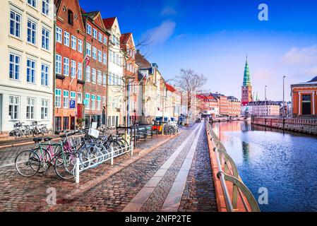 Kopenhagen, Dänemark. Slotsholmskanalen ist ein malerischer Kanal im Herzen der Stadt mit historischen und wichtigen Gebäuden. Stockfoto