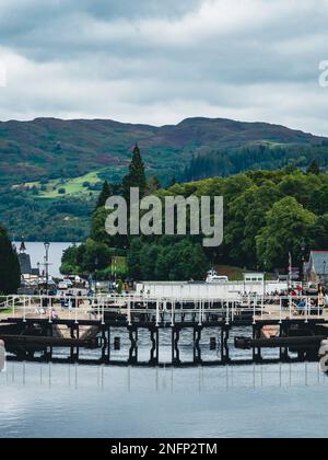 Caledonian Canal Locks im beliebten Touristendorf Fort Augustus mit Loch Ness in der Ferne, Scottish Highlands, Schottland Stockfoto