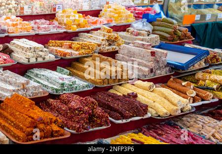 Türkische Köstlichkeiten im Angebot bei Turgutreis, Türkei Stockfoto