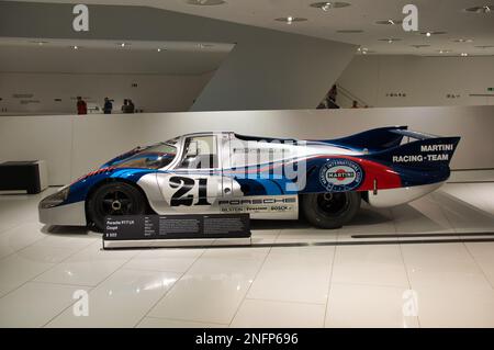 Stuttgart, Deutschland - Juli 5 2022: Historische Sammlung von Porsche-Rennsport-, Sport- und Oldtimern. Innenraum des Porsche Automobilmuseums. Permanent exhi Stockfoto