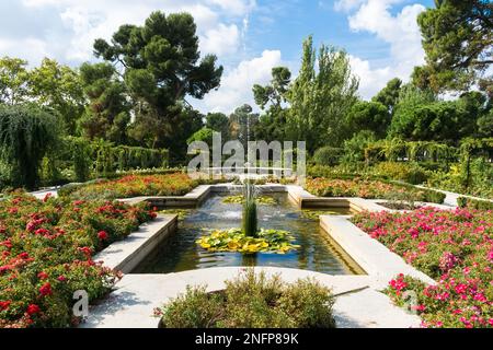 Blick auf den Brunnen in der Rosaleda des El Retiro Parks. Madrid - Spanien Stockfoto