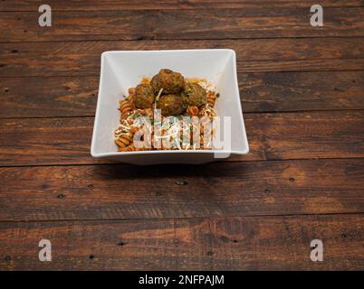 Köstliche vegane Vollkornpasta-Fleischbällchen mit Haselnuss-Pesto Stockfoto
