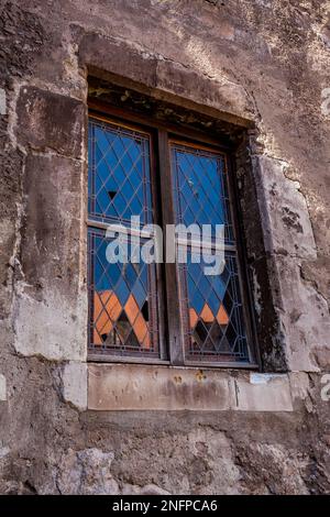 Fensterreflexionen, Schloss Corvin oder „Castelul Corvinilor“ auf Rumänisch. Siebenbürgen, Rumänien Stockfoto