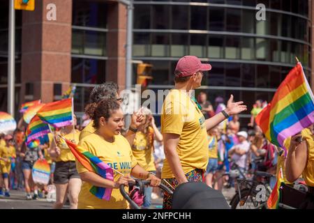 Toronto Ontario, Kanada- 26. Juni 2022: Die Besucher der jährlichen Pride Parade in Toronto. Stockfoto