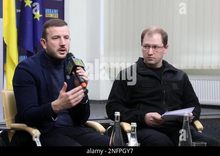 Nicht exklusiv: KIEW, UKRAINE - 17. FEBRUAR 2023 - Europäischer Kommissar für Umwelt, Ozeane und Fischerei, Virginijus Sinkevicius (L) und Minister Stockfoto