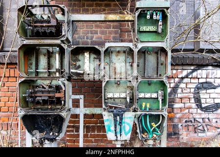 Verfallenes altes elektrisches Gussverteilungssystem Stockfoto