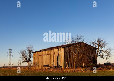 Feldscheune bei Sonnenuntergang Stockfoto