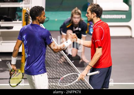 Rotterdam, Niederlande. 17. Februar 2023. ROTTERDAM, NIEDERLANDE - FEBRUAR 17: Felix Auger Aliassime aus Kanada interagiert mit Daniil Medvedev aus Russland nach dem Finale des Men's Singles Quarter während des 5. Tages des 50. ABN AMRO Open im Rotterdam Ahoy am 17. Februar 2023 in Rotterdam, Niederlande (Foto von Joris Verwijst/BSR-Agentur) Kredit: Orange Pics BV/Alamy Live News Stockfoto