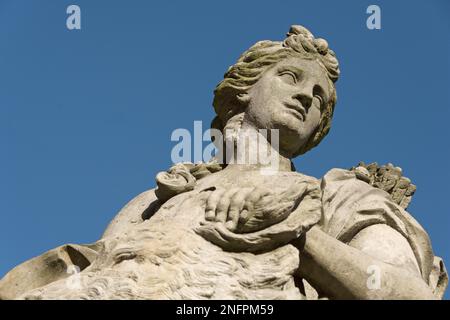 Barockstatue, Artemis Göttin der Jagd, Wald, Geburt und Mond. Artemis-Göttin der Jagd, barocke Statue Stockfoto