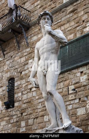 FLORENZ, TOSKANA/ITALIEN - 19. OKTOBER : David-Statue von Michelangelo auf der Piazza della Signoria vor dem Palazzo Vecchio Florenz Stockfoto