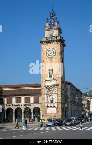 BERGAMO, Lombardei/ITALIEN - 5. Oktober: Turm der Gefallenen in der Piazza Cavalieri di Vittorio Bergamo Italien am 5. Oktober 2019. Nicht identifizierte Personen Stockfoto