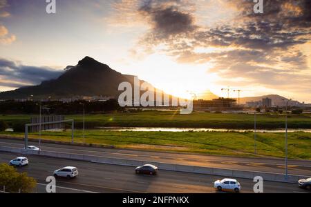 Kapstadt, Südafrika - 12. Oktober 2022: Hauptverkehrszeiten auf der Autobahn bei Sonnenuntergang Stockfoto