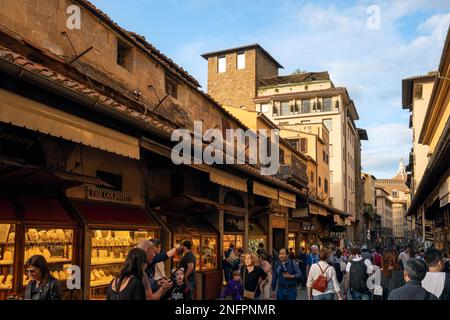 FLORENZ, TOSKANA/ITALIEN - 18. OKTOBER: Blick auf Gebäude und Menschen auf der Brücke Ponte Vecchio in Florenz am 18. Oktober 2019. Nicht identifizierte Personen Stockfoto