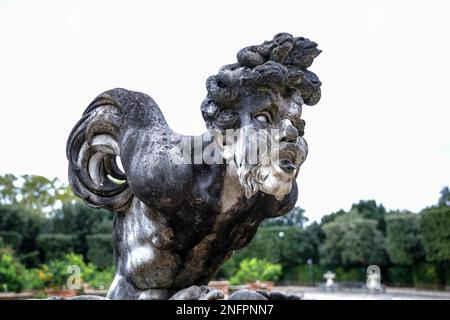 Florenz, Toskana/Italien - Oktober 20: Kleine Teich mit Statuen in den Boboli-Gärten in Florenz am 20. Oktober 2019 Stockfoto