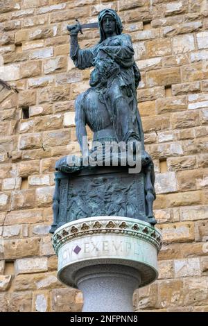 FLORENZ, TOSKANA/ITALIEN - OKTOBER 19 : Statue von Judith und Holofernes von Donatello auf der Piazza della Signoria vor dem Palazzo Vecchio Florenz Stockfoto