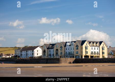 BROAD HAVEN, PEMBROKESHIRE/UK - 14. SEPTEMBER: Blick vom Strand an der Broad Haven Pembrokeshire am 14. September 2019. Nicht identifizierte Personen Stockfoto