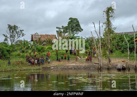 Einheimische in Botokom Village, Botoa Island, Lake Murray, Western Province, Papua-Neuguinea Stockfoto