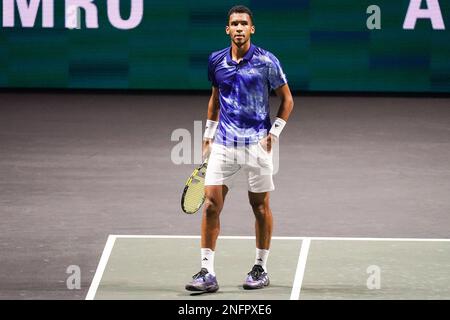 Rotterdam, Niederlande. 17. Februar 2023. ROTTERDAM, NIEDERLANDE - FEBRUAR 17: Felix Auger Aliassime aus Kanada schaut während des Viertelfinalspiels seiner Männer gegen Daniil Medwedew aus Russland während des 5. Tages der 50. ABN AMRO Open im Rotterdam Ahoy am 17. Februar 2023 in Rotterdam, Niederlande (Foto von Joris Verwijst/BSR Agency) Kreditlinie: Orange Pics BV/Alamy Live News Stockfoto